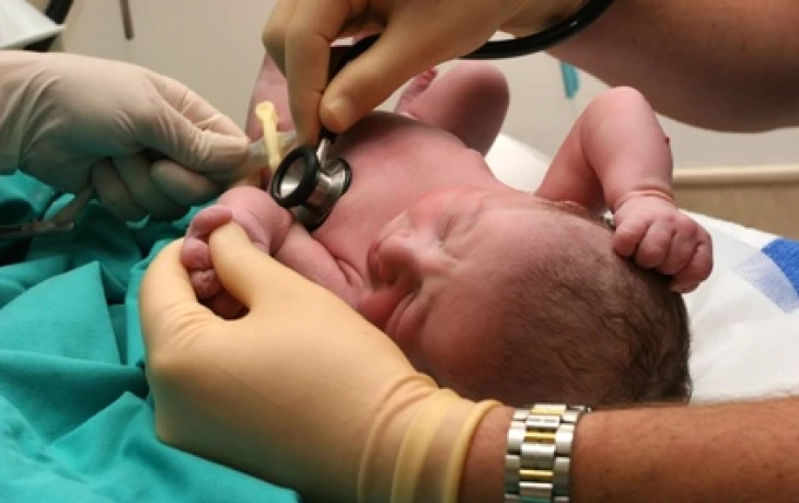 Císařský řez versus běžný porod: co a jak ohrožuje plodnost