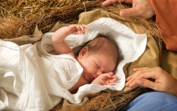 Hle, panna počne a porodí syna…