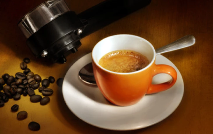 Šálek kávy může zabránit komplikacím při umělém oplodnění 